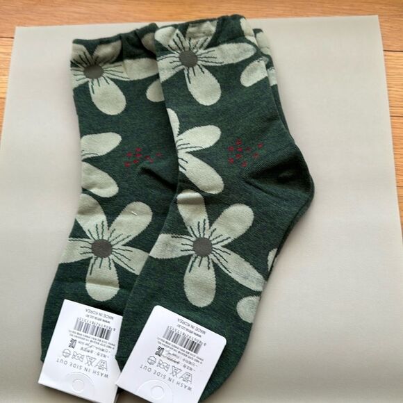 Women’s Green Floral Socks. Trendy Floral socks with a decorative flora… - Picture 1 of 2